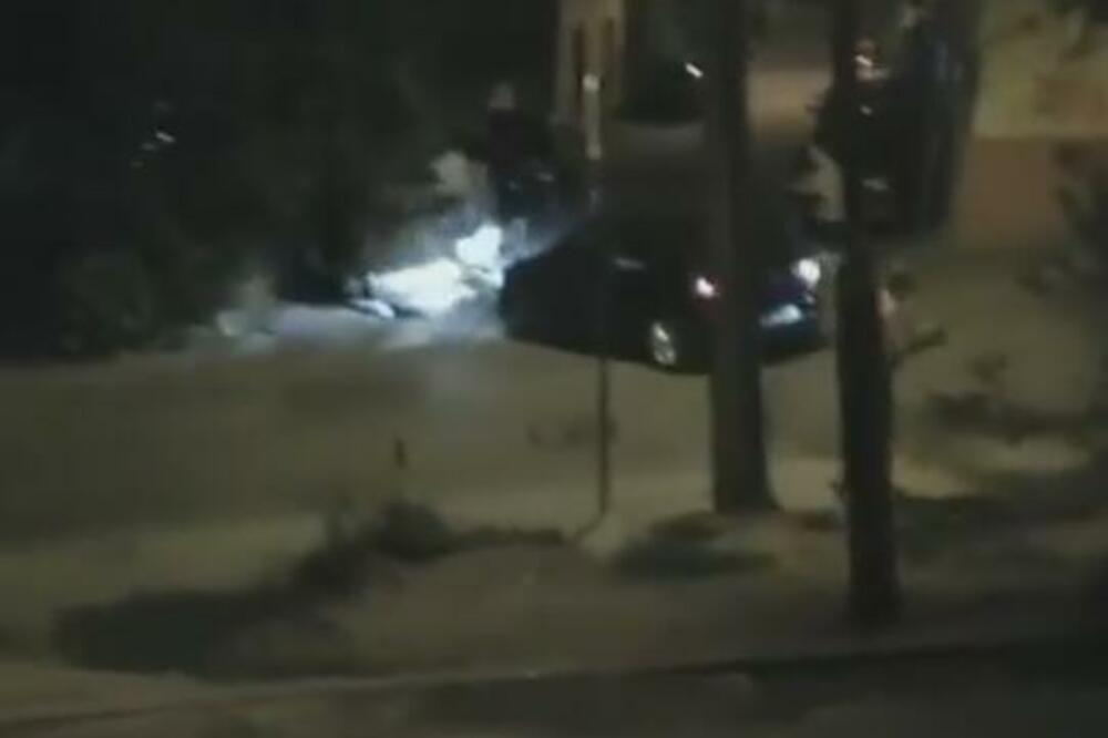 GTA UŽIVO NASRED ULICE GRČIĆA MILENKA! Udarao u stubove pod PUNIM GASOM, zamalo i pešaka da zakači! (VIDEO)