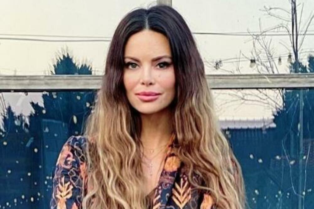 NIKOLINA PIŠEK DOŽIVELA JEZIVU SCENU: Iz gepeka joj ispalo nešto MNOGO TEŠKO i POLOMILO joj DEO TELA!