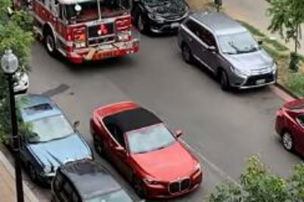 SRAMOTA NAD SRAMOTAMA, ZBOG NJENE BAHATOSTI MOGAO NEKO DA STRADA: Skupocenim BMW-om blokirala vatrogasce! (VIDEO)