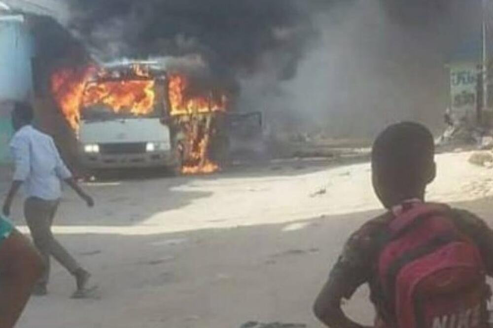 NESREĆA U SOMALIJI: Požar progutao kombi u kome je bio fudbalski tim (VIDEO+FOTO)