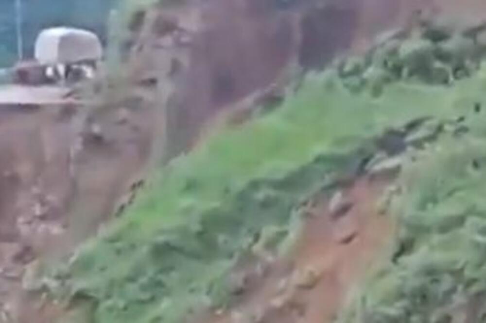 STRAVIČAN SNIMAK! Celo brdo se obrušilo, put je POTPUNO UNIŠTEN! Poznat je i uzrok ovog užasa u Indiji! (VIDEO)