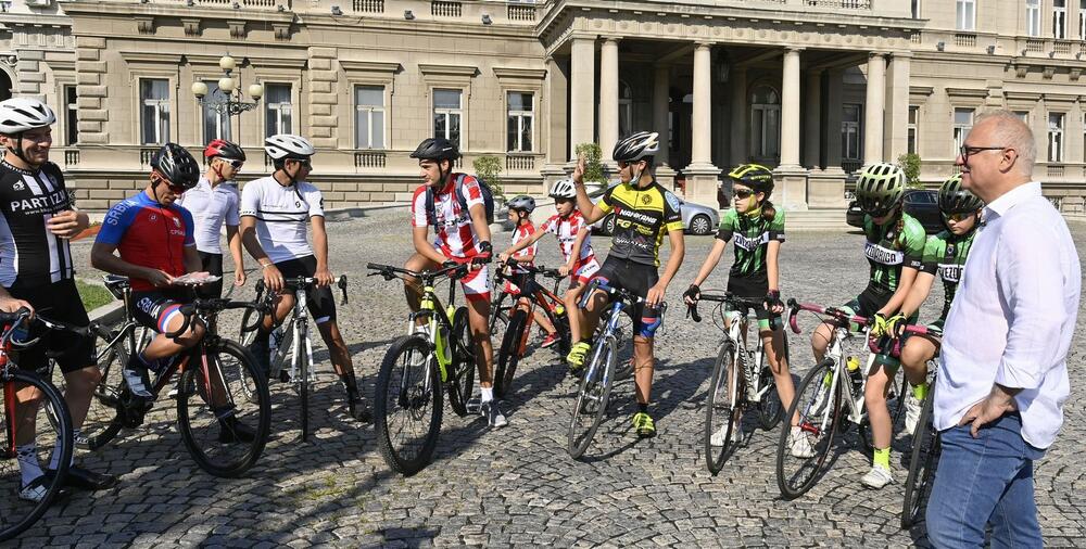 Goran Vesić sa biciklistima