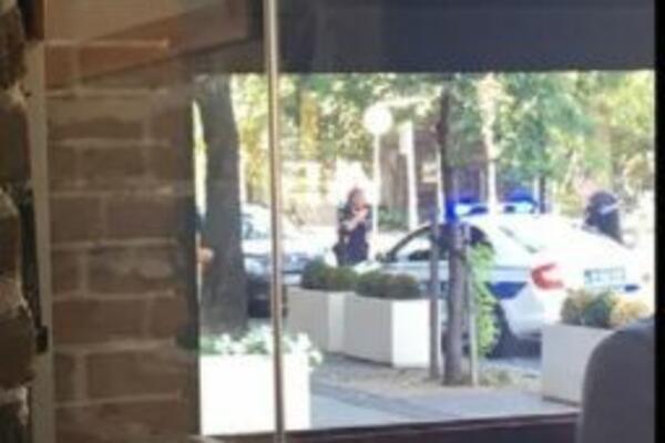 ČOVEK U CENTRU BG IZVADIO SEKIRU IZ KOLA I POČEO DA JURI DRUGOG ČOVEKA: Incident na Vračaru, stigla policija (FOTO)