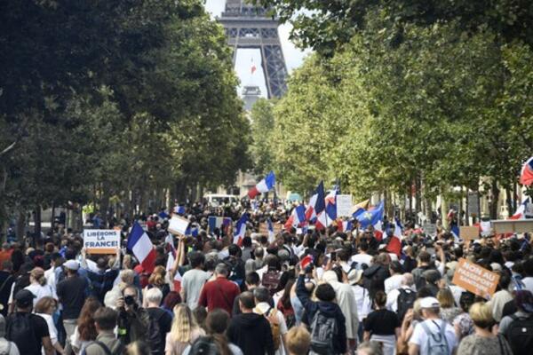 POLICIJA ZAUZELA POZICIJE DUŽ ŠANZELIZEA! Veliki protesti u Francuskoj (VIDEO)