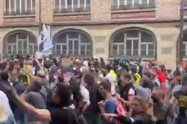 POLICIJA UPOTREBILA SUZAVAC PROTIV DEMONSTRANATA U PARIZU: Tenzije rastu na protestima u GRADU SVETLOSTI (VIDEO)