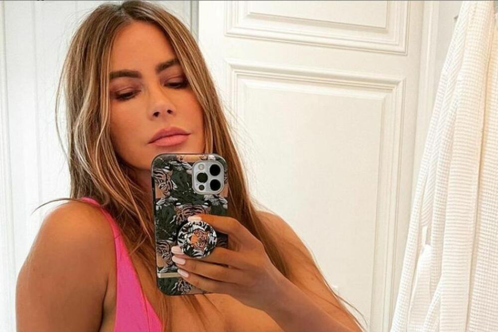 GLUMICA KO OD MAJKE ROĐENA! Golo telo U KRUPNOM KADRU zapalilo maštu, KAFA joj prekrila NAJINTIMNIJI DEO! (FOTO)