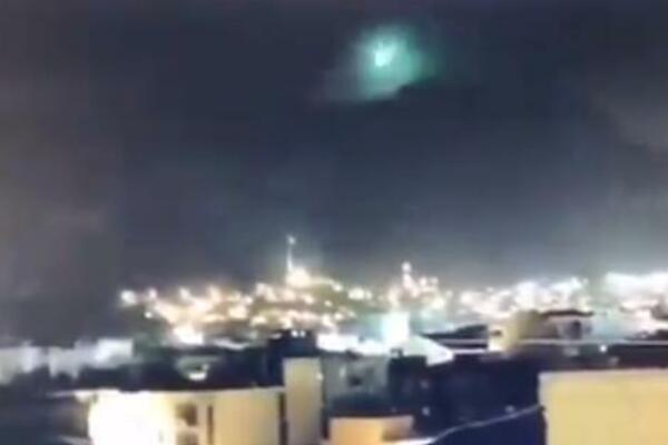 ZELENI BLJESAK OBASJAO NEBO NAD IZMIROM: Meteorit ili NLO? (VIDEO)