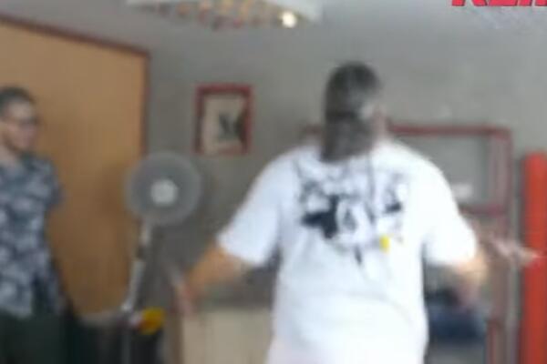 ĐUS RAZRUŠIO STUDIO! Reper bacio STO na VODITELJE, nastao opšti HAOS!