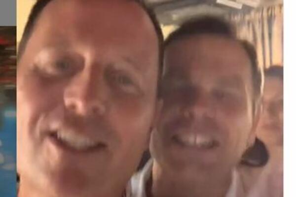 RIČARD GRENEL I SINIŠA MALI ZAPEVALI PARTIZANSKU PESMU U BEOGRADSKOM KLUBU! Spektakl, ovo MORATE videti! (VIDEO)