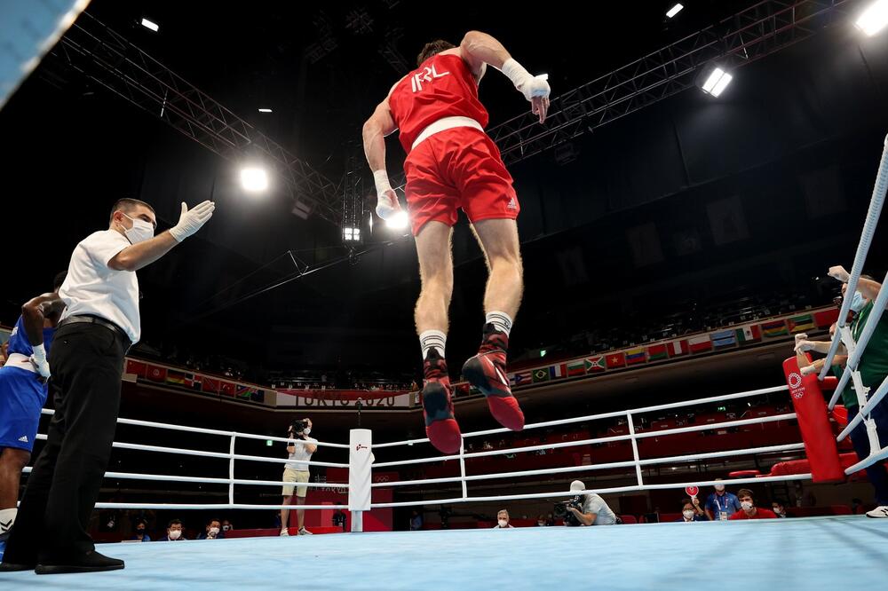NAKON NOKAUTA ZAVRŠIO U BOLNICI: Stravičan udarac šokirao publiku u Totenhem areni! (VIDEO)