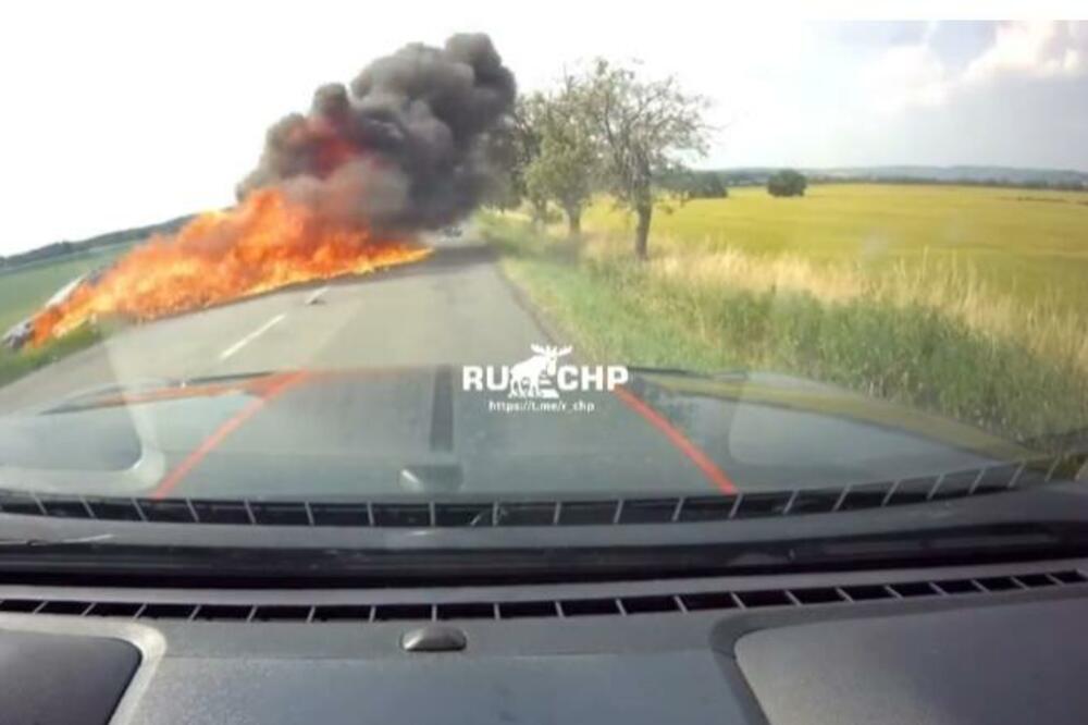 UŽASNA NESREĆA NA PUTU! Motociklista pokušao da zakoči, BUKNUO je u plamenu, a onda se isto desilo i autu! (VIDEO)