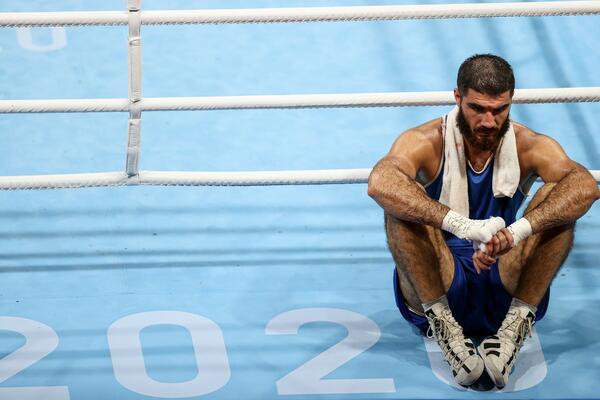 KAKAV BOKSERSKI DAN: Nakon što se Irac povredio tokom slavlja, Francuz je dobio nervni slom i napravio SKANDAL!