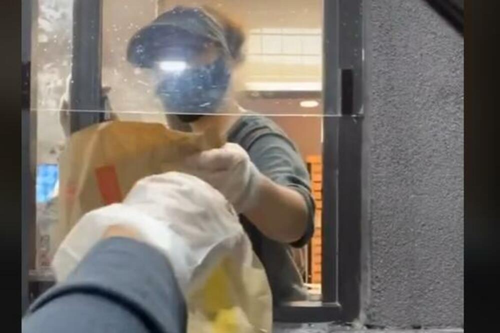 ZAPOSLENI U MEKU OTKRILI ŠTA IH IZLUĐUJE KOD KUPACA!Ovo bukvalno svi rade, a njih za SEKUND izbaci iz takta (VIDEO)