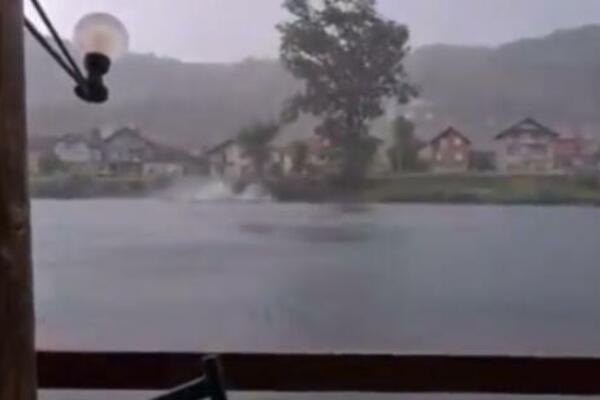 KATASTROFALNA OLUJA ZAHVATILA KRAJINU! Pojavili su se užasavajući snimci, nevreme čupalo drveće (VIDEO)