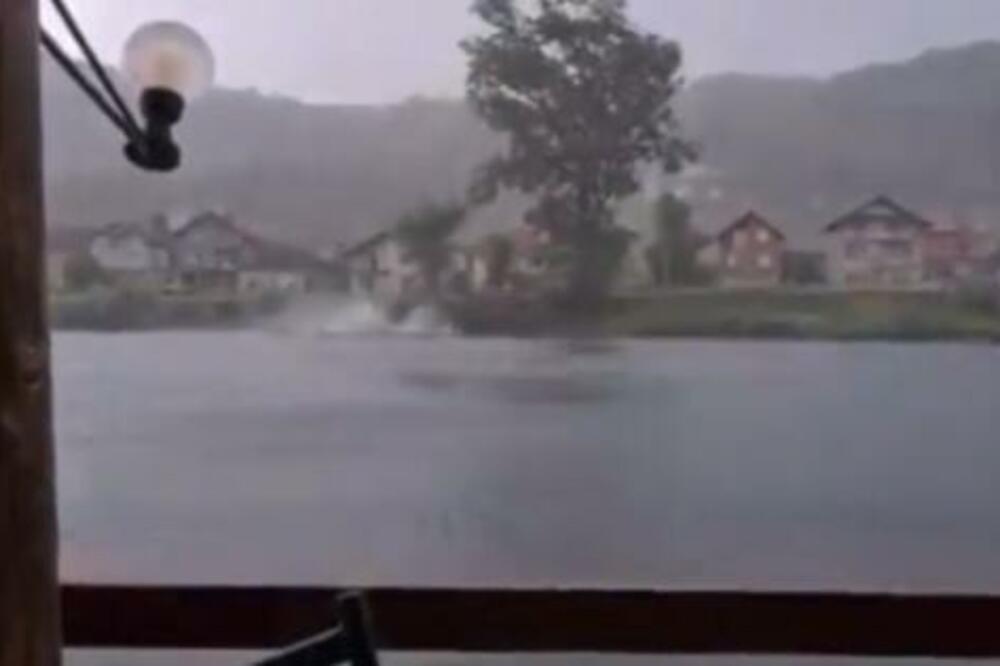 KATASTROFALNA OLUJA ZAHVATILA KRAJINU! Pojavili su se užasavajući snimci, nevreme čupalo drveće (VIDEO)