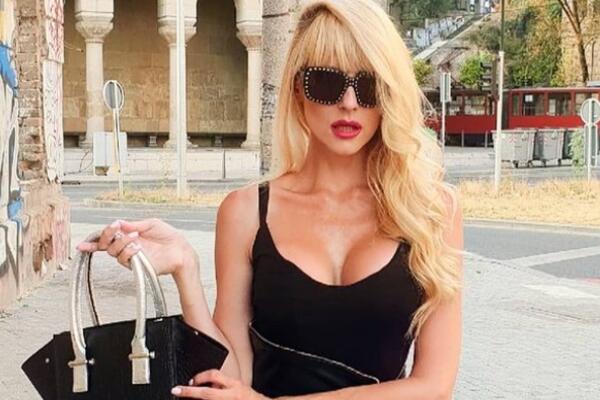 IVA ŠTRLJIĆ KO OD MAJKE ROĐENA! Gola na fotelji u VISOKIM potpeticama, grudi u PRVOM PLANU!(FOTO)