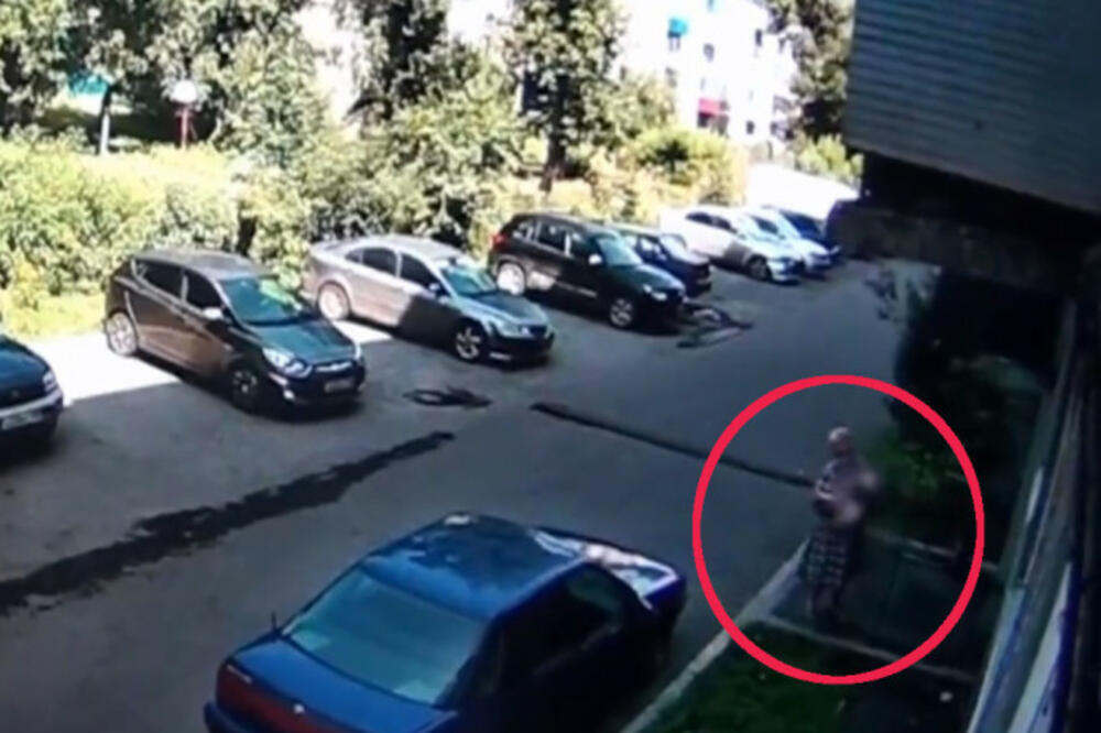 STRAVIČAN SNIMAK IZ RUSIJE: Dete (1) palo sa prozora ZGRADE, žena ga spasila u POSLEDNJOJ SEKUNDI! (VIDEO)