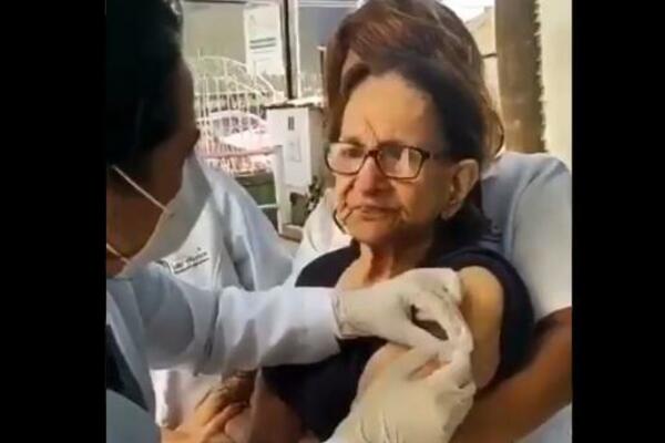 VAKCINACIJA KOJA JE SVET NASMEJALA DO SUZA: Medicinarke ne mogu da zadrže smeh, baka VRIŠTI KAO DA JE DERU! (VIDEO)