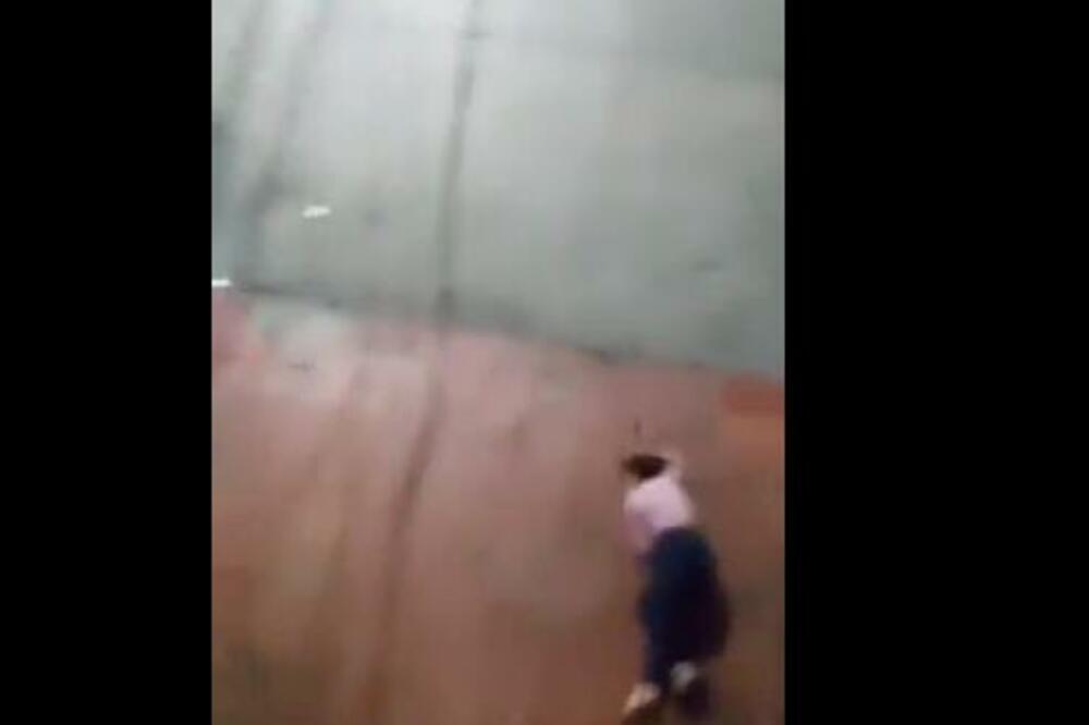 JEZIV PRIZOR U KOLUMBIJI: Pijana žena ispala kroz prozor (VIDEO)
