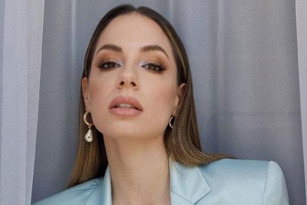 AU, ŽENO, ŠTA NAM RADIŠ! Pevačica DOMINIRA u minijaturnom kupaćem, njene obline su prosto ZA PONOS, VRELINA! (FOTO)