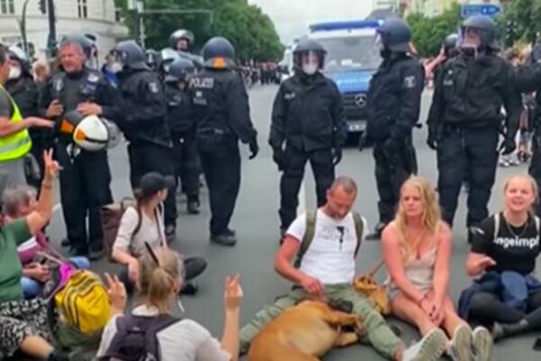 MUŠKARAC (49) PREMINUO NAKON PRIVOĐENJA U BERLINU: Tokom demonstracija uhapšeno oko 600 ljudi! (VIDEO)