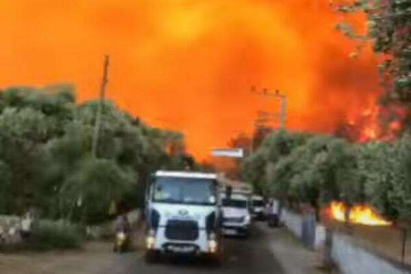 "OVAKVO RAZARANJE NISAM NIKAD VIDELA"! Stravični snimci požara u Turskoj, NEBO CRVENE BOJE (VIDEO)