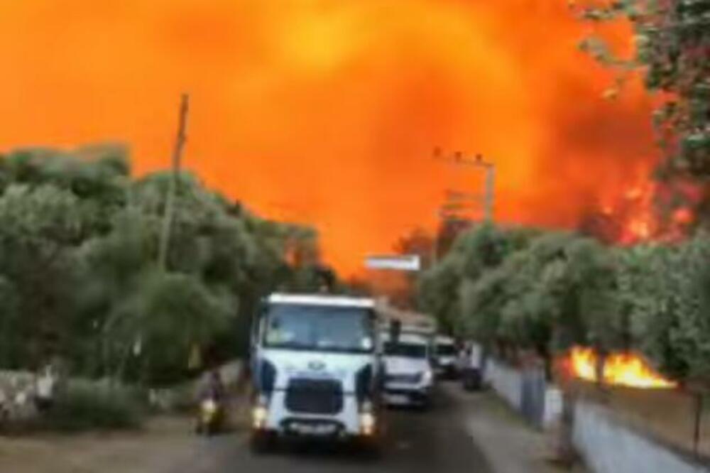 "OVAKVO RAZARANJE NISAM NIKAD VIDELA"! Stravični snimci požara u Turskoj, NEBO CRVENE BOJE (VIDEO)