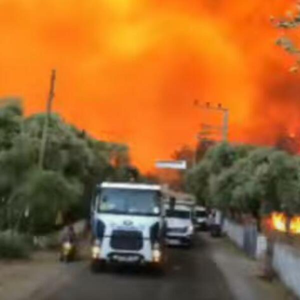 "OVAKVO RAZARANJE NISAM NIKAD VIDELA"! Stravični snimci požara u Turskoj, NEBO CRVENE BOJE (VIDEO)