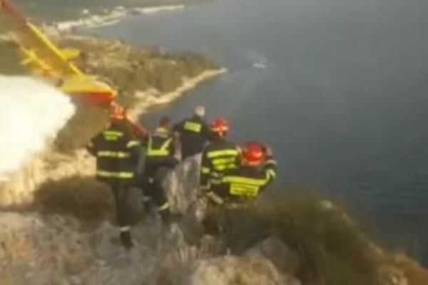 JE*OTE KAKAV LUĐAK: Pilot kanadera učinio NEMOGUĆE, pa izveo spektakularan POTEZ u vazduhu (FOTO)