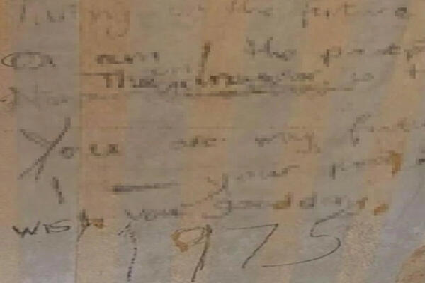 RENOVIRALI KUĆU PA OSTALI ZAPANJENI: Iza tapeta pronašli PESMU urezanu na zidu iz 1975. godine! (FOTO)