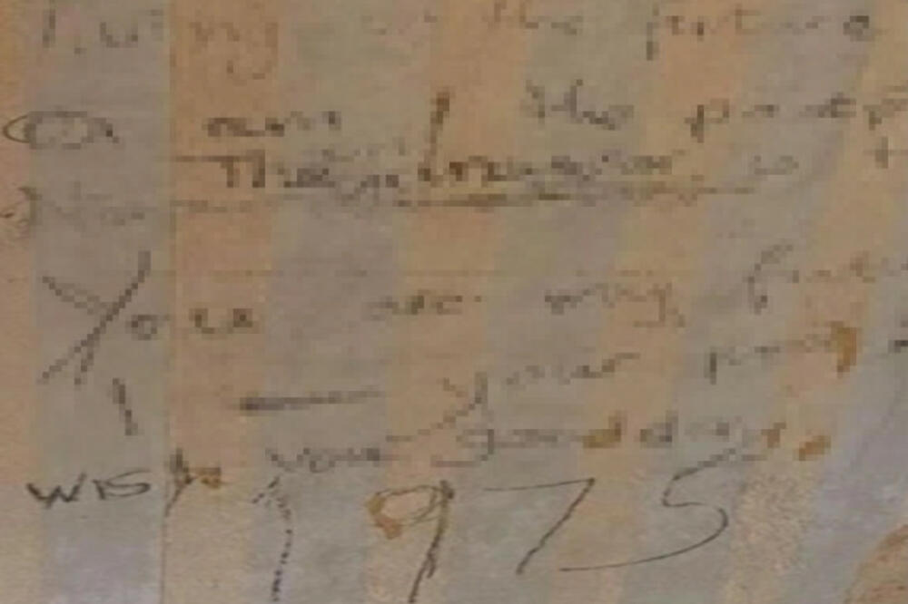 RENOVIRALI KUĆU PA OSTALI ZAPANJENI: Iza tapeta pronašli PESMU urezanu na zidu iz 1975. godine! (FOTO)