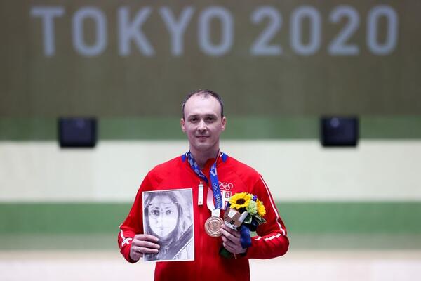 I ONA SE SA NJIM POPELA NA POSTOLJE: Milenko dirnuo u srce gestom na ceremoniji dodele medalja!