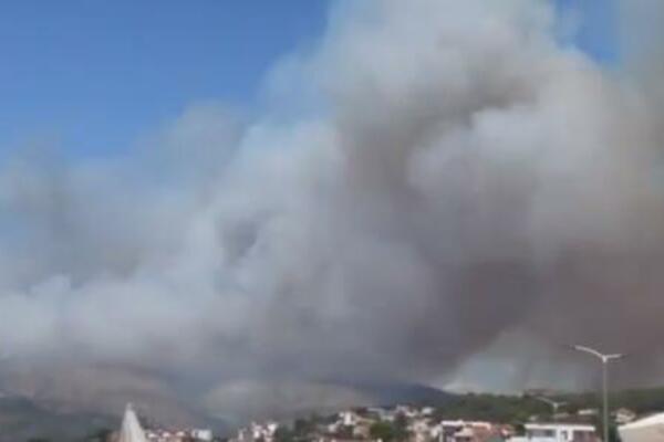 "TEŠKO JE LUDILO"! SNIMCI STRAVIČNOG POŽARA U TROGIRU: Vatrenu stihiju gasi 100 vatrogasaca (FOTO/VIDEO)