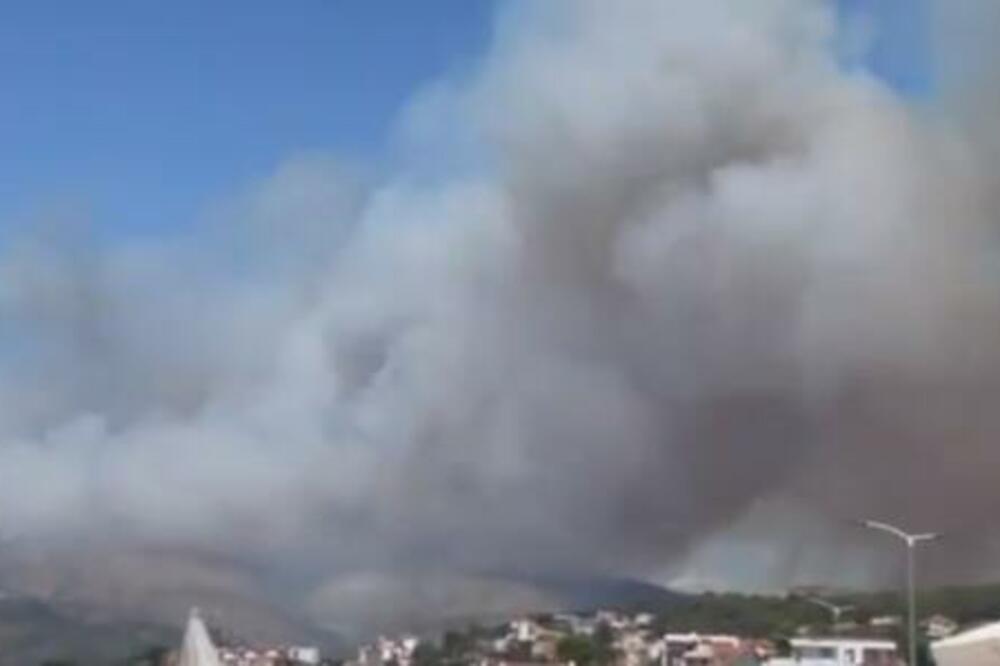 "TEŠKO JE LUDILO"! SNIMCI STRAVIČNOG POŽARA U TROGIRU: Vatrenu stihiju gasi 100 vatrogasaca (FOTO/VIDEO)