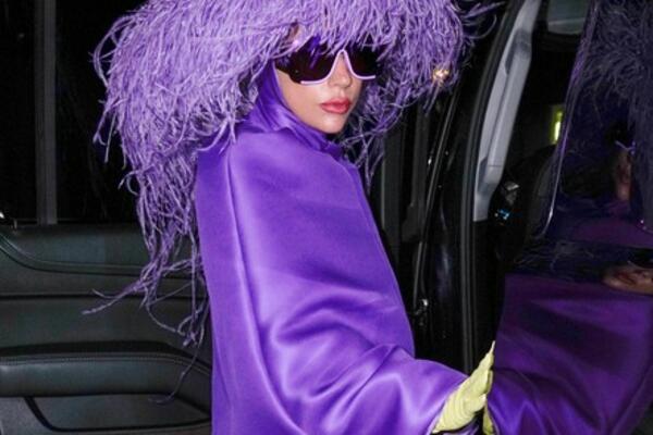 LEJDI GAGA PONOVO U CENTRU PAŽNJE: Obukla je LJUBIČASTU TROUGLASTU VALENTINO HALJINU, izazvala OVACIJE! FOTO
