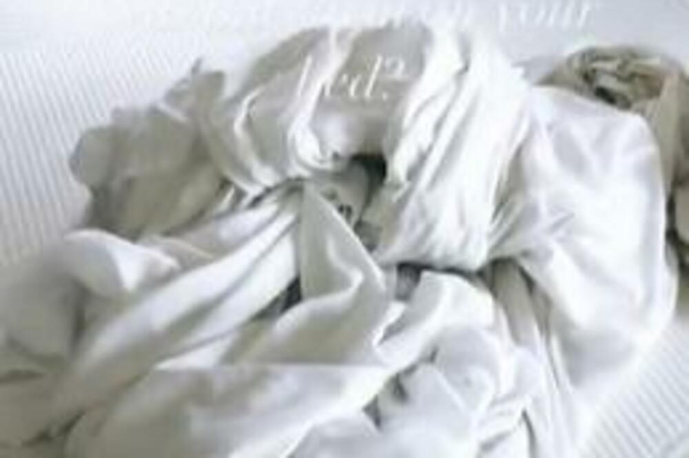 ŠTA URADI ŽENO? Podelila trik kako što brže osušiti MOKRU posteljinu, pa izazvala podeljene REAKCIJE (VIDEO)