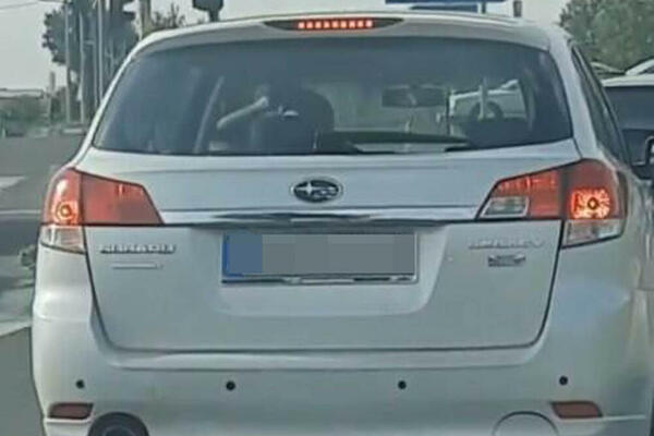 ŠTA RADIŠ TO ČOVEČE? Šok snimak iz prestonice mnoge razljutio, neki čak i ovo rade u toku vožnje! (VIDEO)