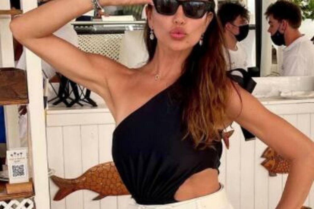 SEVERINA SE NEDAVNO RAZVELA, A VEĆ JE U DRUŠTVU PREZGODNOG MUŠKARCA: Uhvaćeni kako poziraju na plaži! (FOTO)