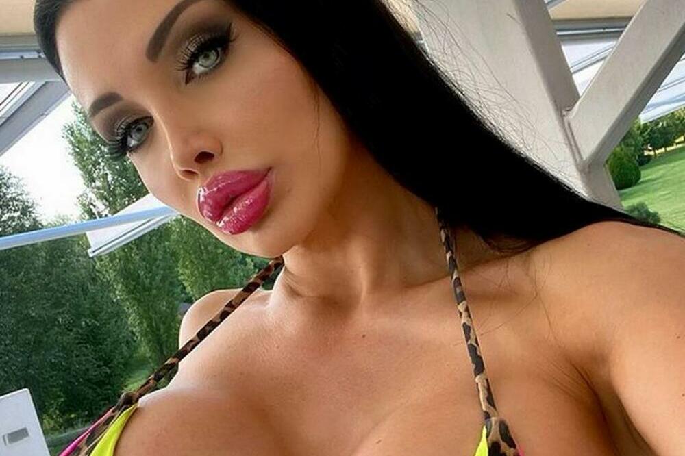 MAĐARICA POKAZALA OGROMNE SILIKONSKE GRUDI: Ove fotografije nisu za SVAKOGA! (FOTO)