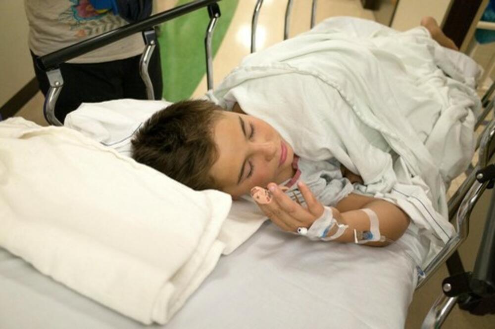 DEČAK KOGA JE OTAC UDARIO AUTOM IZAŠAO IZ BOLNICE: Posle skoro mesec dana pušten je na kućno lečenje