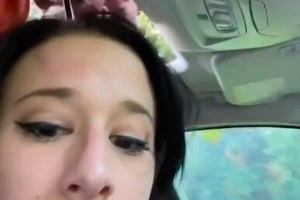 PRŠTE OSUDE! DANIJELA NIJE DALA MIGAVAC PA RAZBESNELA VOZAČA: Nastao opšti haos, POPEO se na krov vozila (VIDEO)