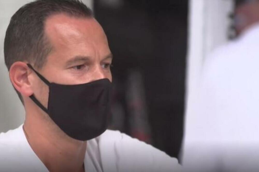 OTAC ŠTRAJKUJE GLAĐU ISPRED OLIMPIJSKOG STADIONA U TOKIJU: Vinsent ne zna gde su mu deca (VIDEO)