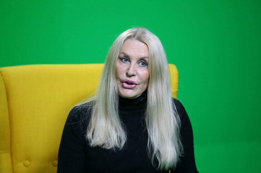 VERICA RAKOČEVIĆ IZNENADILA SVE KOLIKO DOBRO IZGLEDA U SVOJIM GODINAMA: Kao da je DEVOJČICA! (FOTO)