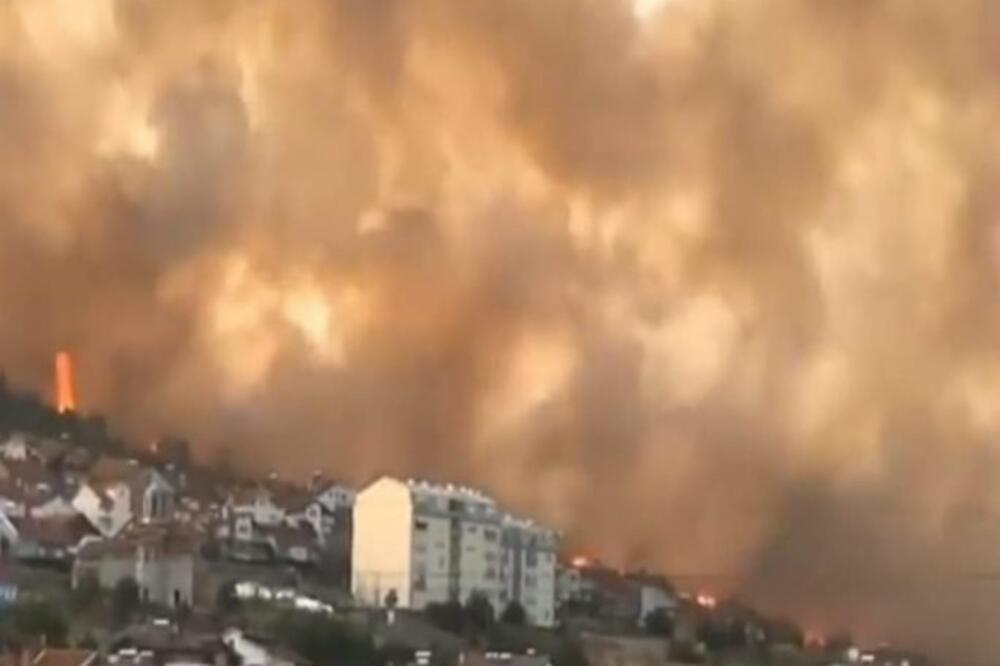 VATRENA STIHIJA U OLIMPIJI SE NE SMIRUJE: Izgorelo najmanje 30 kuća, povređeni i vatrogasci! (VIDEO)