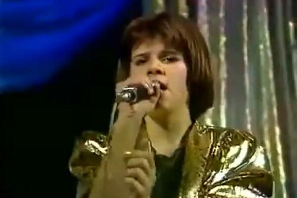 DANAS JE PRAVA SE*S BOMBA, A NEKADA JE BILA RADA ADŽIĆ! Snimak sa PRVOG NASTUPA raznežio mnoge: Znate li ko je?