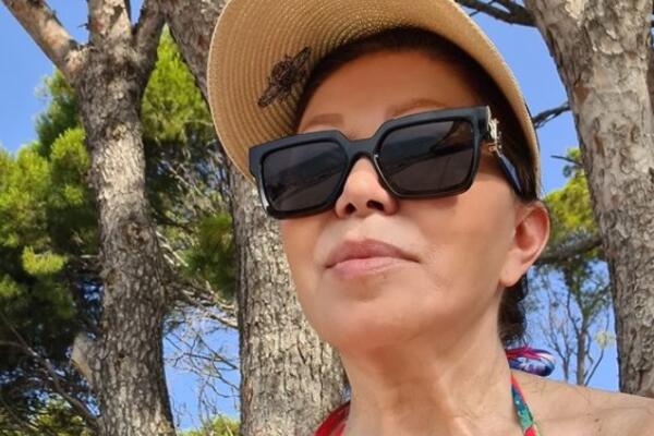 GODINE JOJ NE MOGU NIŠTA! Neda Ukraden pokazala kako joj stoji KUPAĆI, bacila u senku MLAĐE KOLEGINICE!