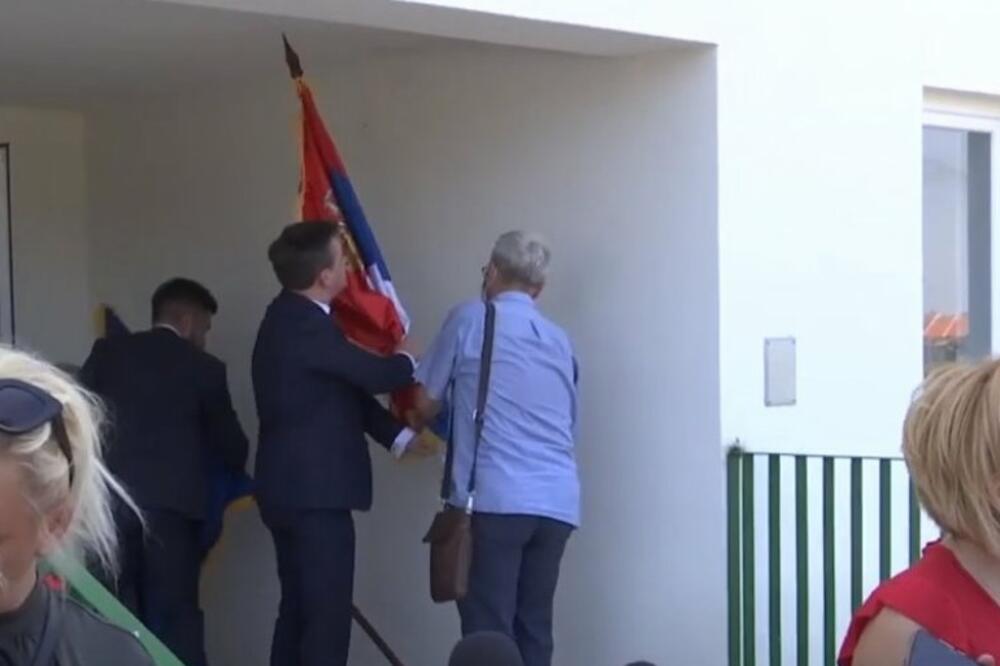 SELAKOVIĆ PREKINUO IZJAVU ZA MEDIJE: Zastava ne sme da bude dole! (VIDEO)