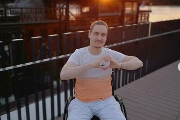 VUK JE POSLE PADA SA ČETIRI METRA VISINE OSTAO INVALID: Majka mu je bolesna, otac ima samo jednu želju!