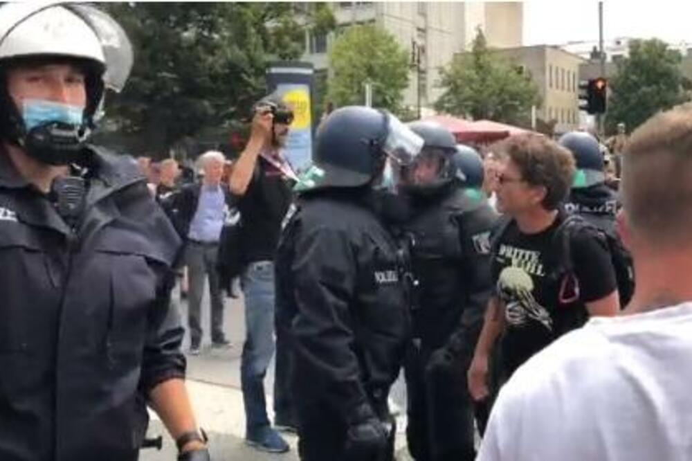 DRUŠTVENE MREŽE SE USIJALE NAKON PROTESTA: Policijska brutalnost došla do izražaja pogotovo na ovom snimku!