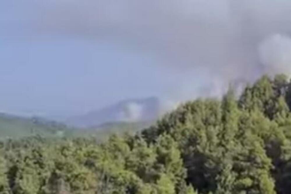 VATRENA STIHIJA PRETI PRAVOSLAVNLOM MANASTIRU U EVIJI: Jak vetar i visoke temeprature predstavljaju veliku PRETNJU!